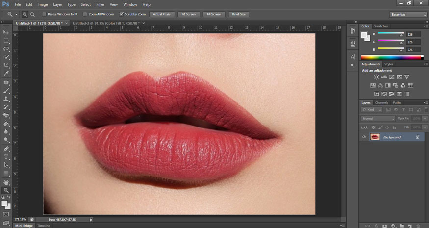 open Photoshop and open the photo with the lips that need to be colored.