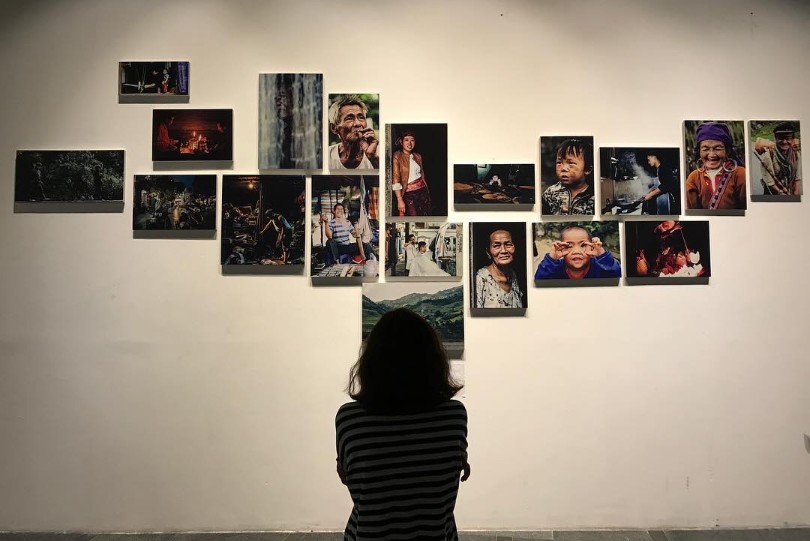Capture the exhibition moment with 6 elegant and artistic poses